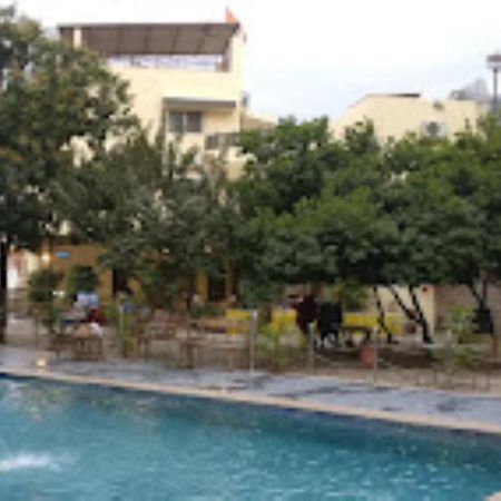 Hotel Saroj Sāgar Exteriör bild