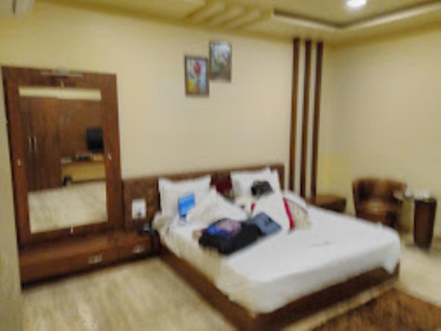 Hotel Saroj Sāgar Exteriör bild