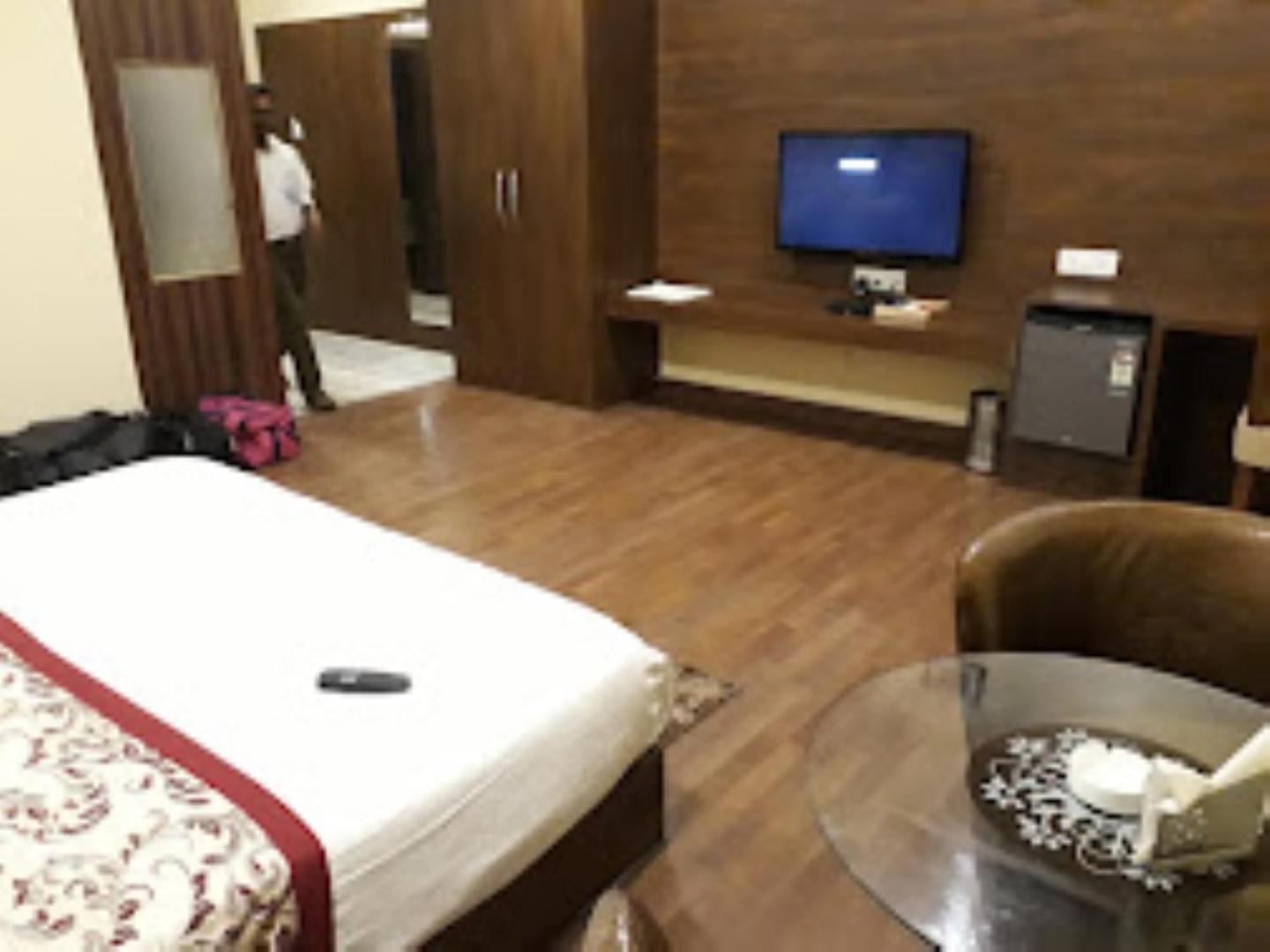 Hotel Saroj Sāgar Exteriör bild