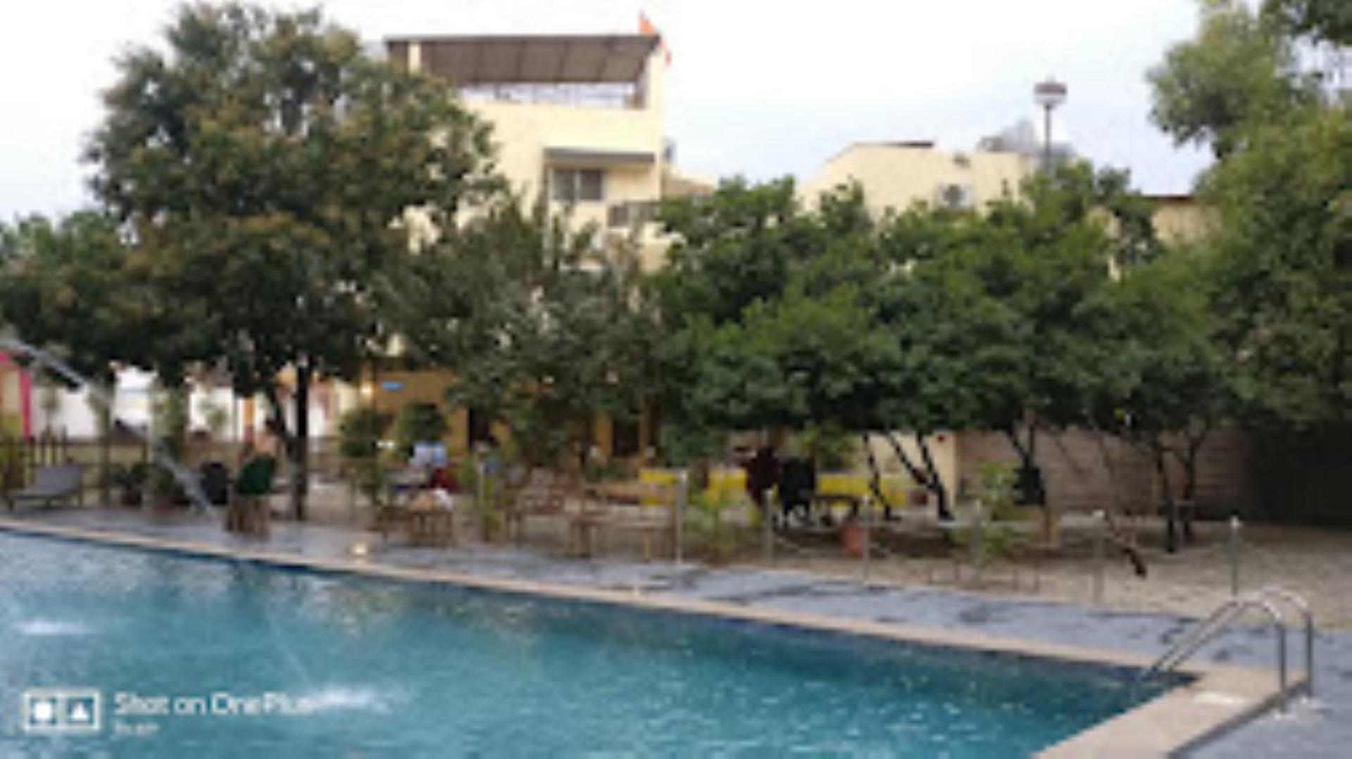 Hotel Saroj Sāgar Exteriör bild