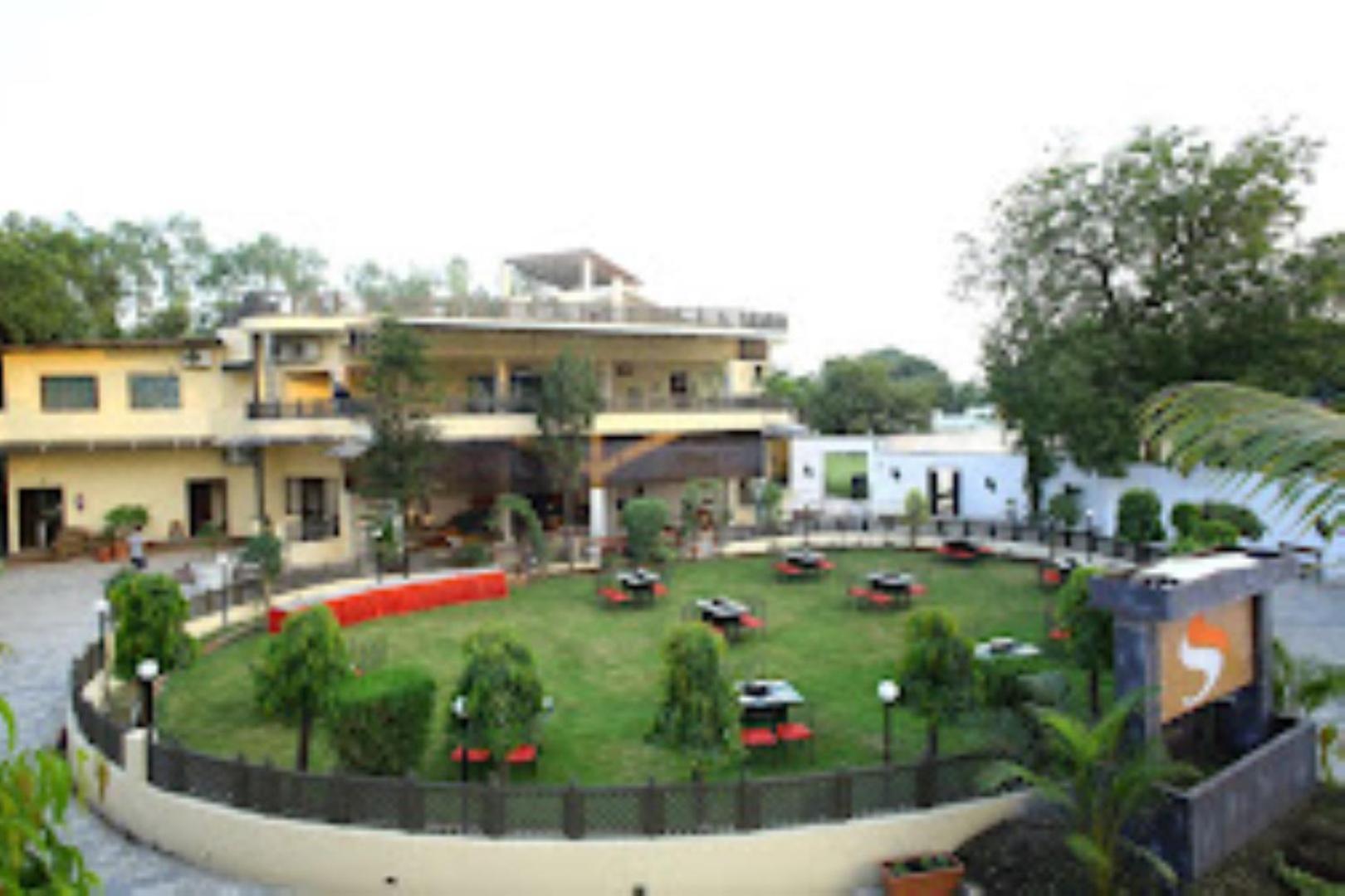 Hotel Saroj Sāgar Exteriör bild
