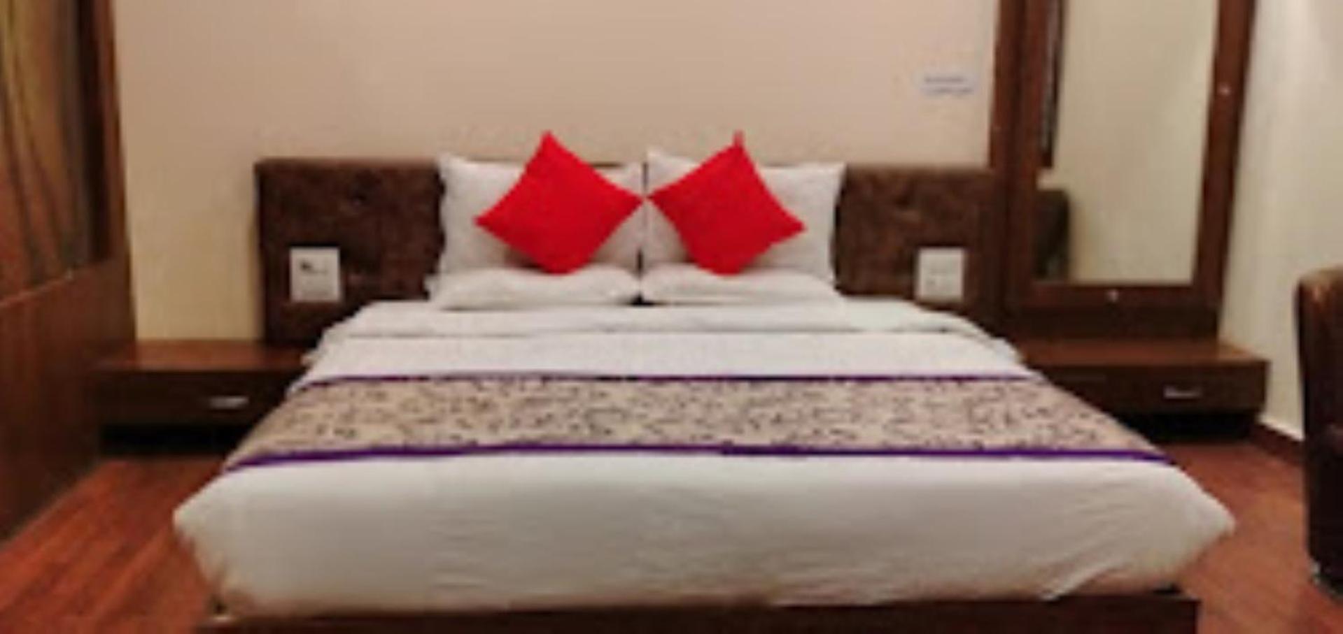 Hotel Saroj Sāgar Exteriör bild