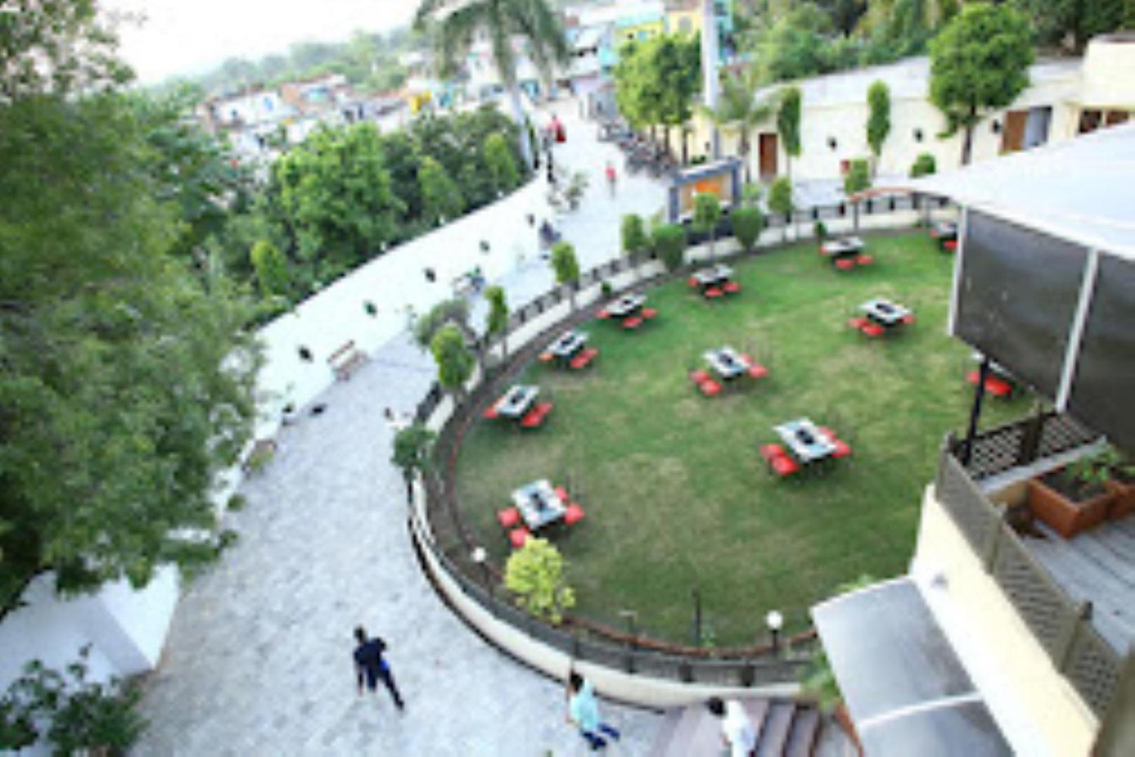Hotel Saroj Sāgar Exteriör bild